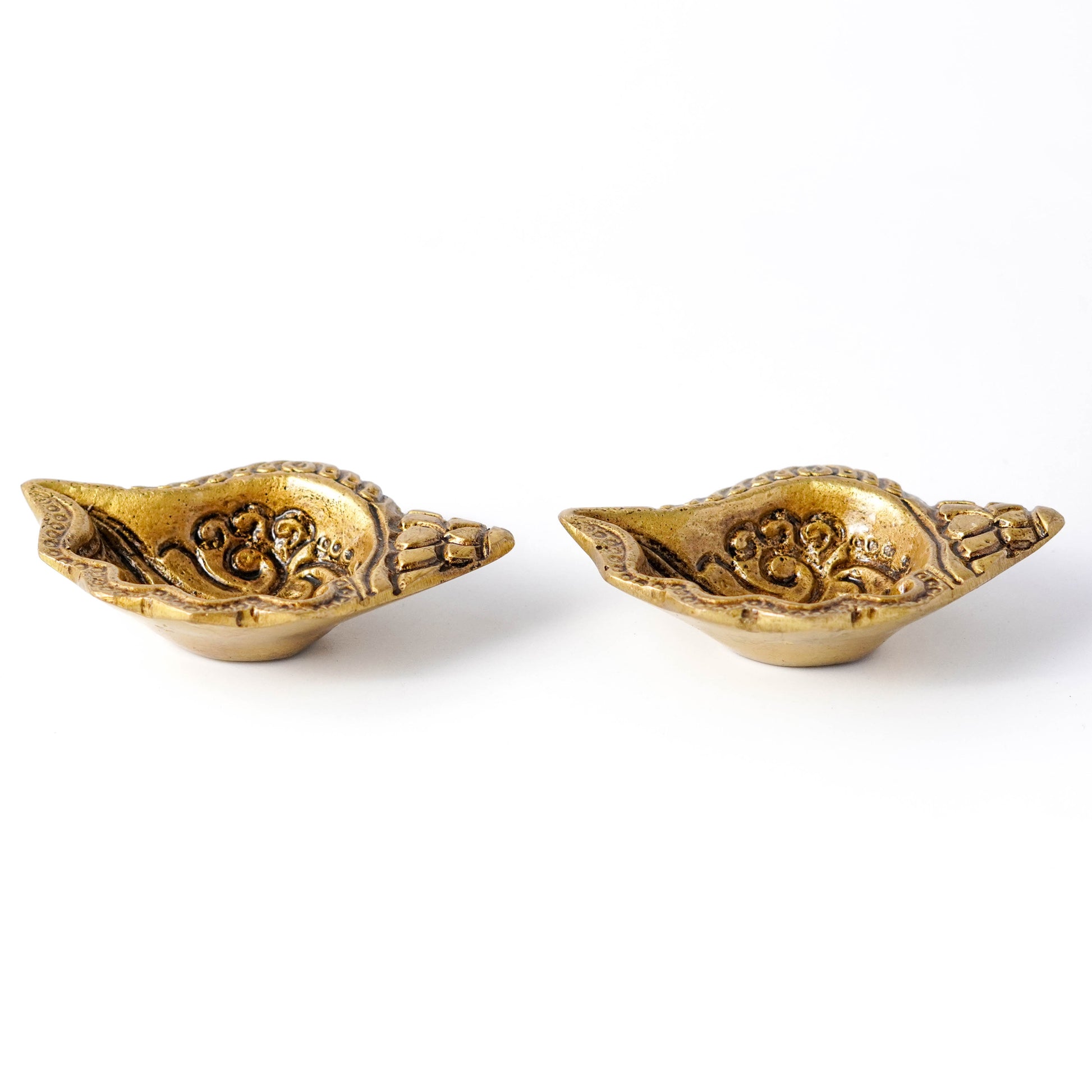 Shankh Aakar Diya, Brass Puja Deepak, Set of 2 | VARYRA - VARYRA