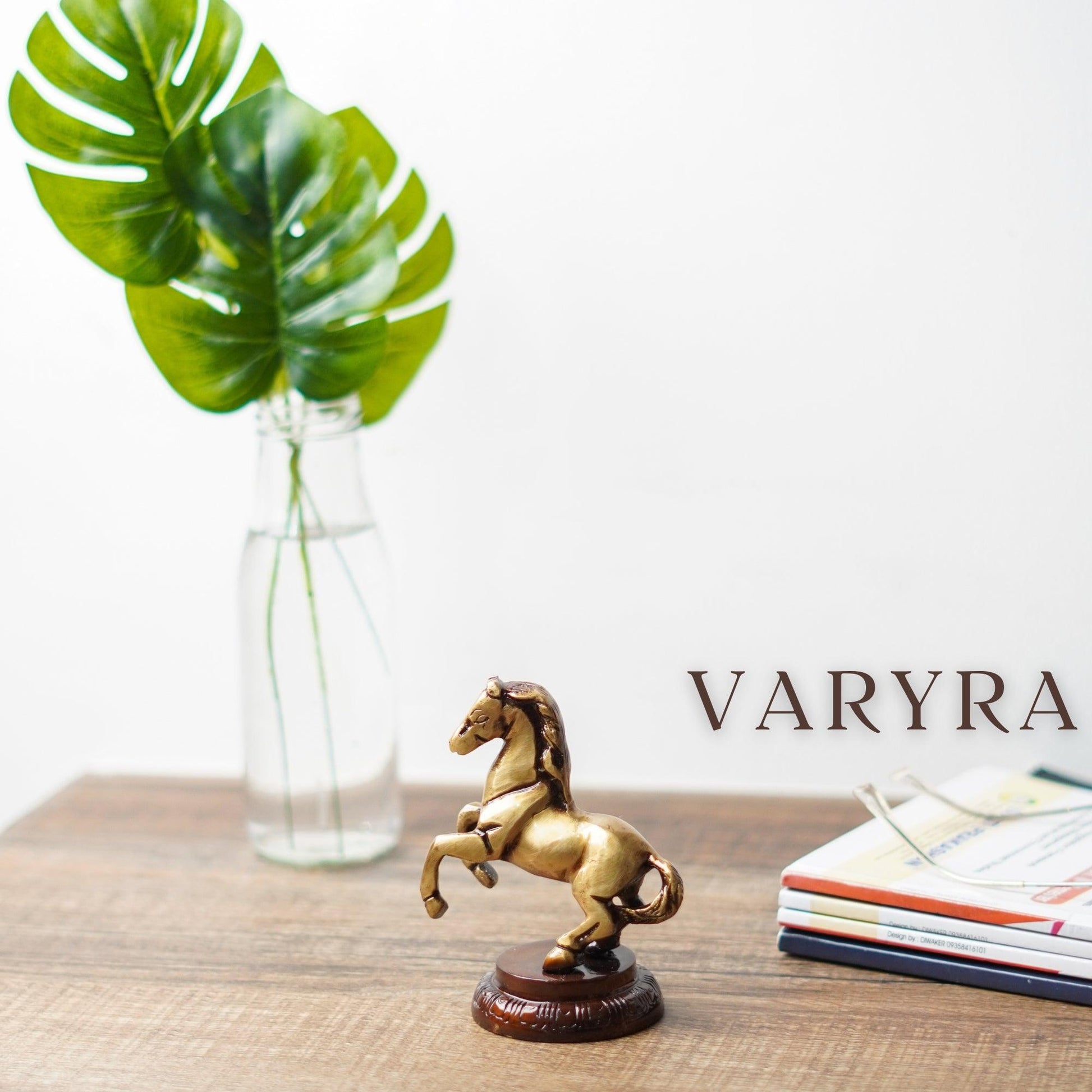 varyra horse miniature main image